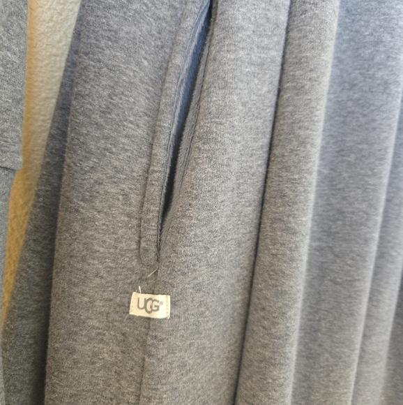 UGG's Iconic Robe - Picture 4 of 9